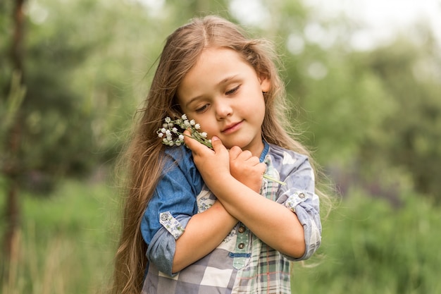 Ragazza con mughetto in natura