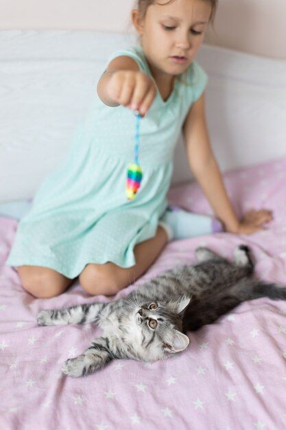 방에 작은 새끼 고양이와 소녀