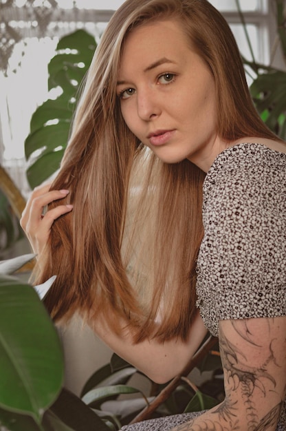 Photo girl with long hair on the background of foliage