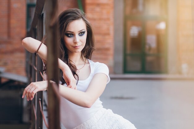 Photo girl with long hair in elegant white dress