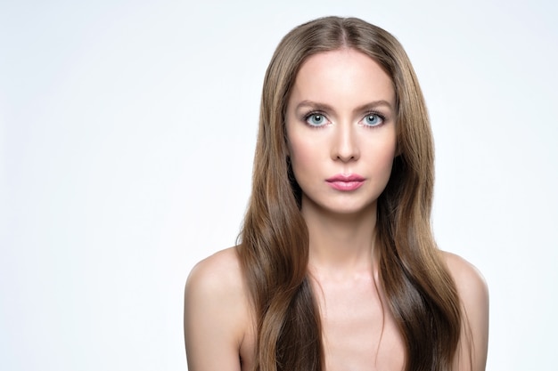 Ragazza con capelli lunghi e lucenti. bellissima modella donna con una buona acconciatura