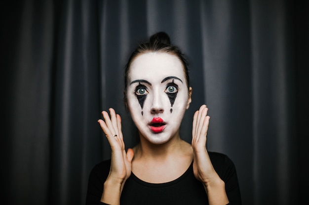 Photo the girl with makeup of the mime. improvisation.