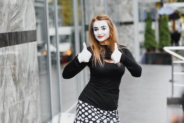 The girl with makeup of the mime.