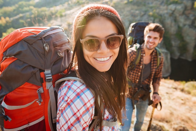 Photo girl with man near the canyon