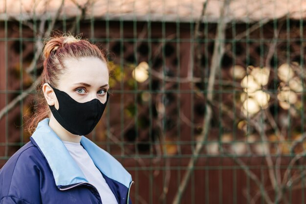 Foto ragazza con maschera per proteggerla dal virus corona.