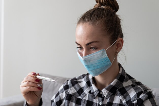 Ragazza con mascherina medica per proteggerla dal virus