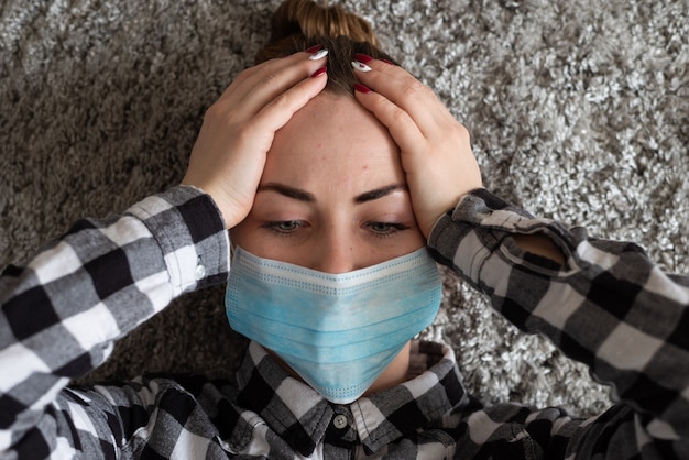 Фото Девушка с медицинской маской, чтобы защитить ее от вируса