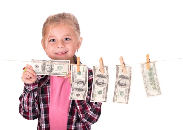 Девушка с деньгами Девушка висит на деньгах на веревке на белом фоне