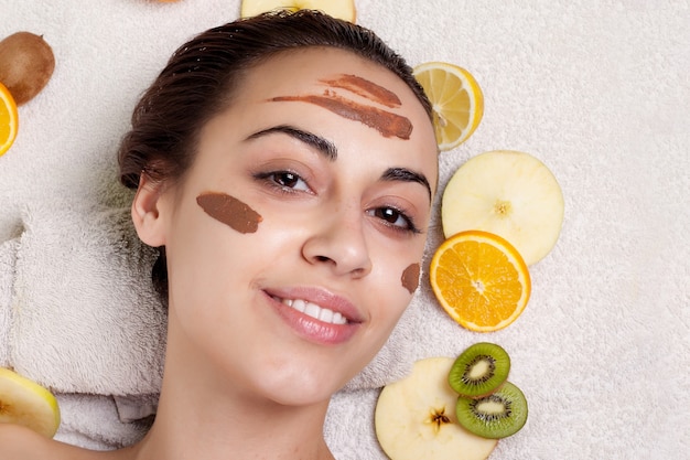 Foto ragazza con maschera facciale alla frutta naturale fatta in casa