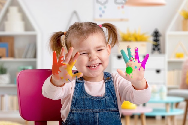 Foto ragazza con la vernice sulle mani