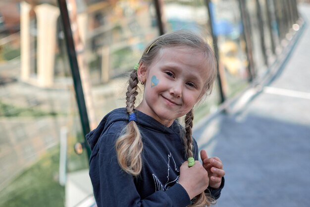 写真 ウクライナの旗を黄色と青に塗った少女戦争とウクライナの愛国心の力を止めろ