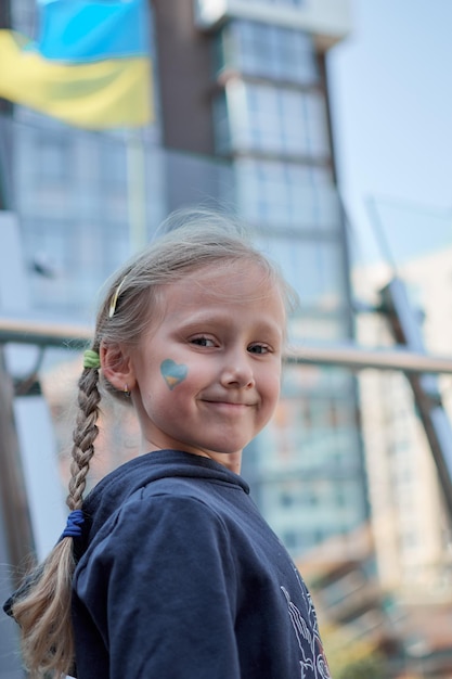 Photo girl with painted ukraine flag yellow and blue stop the war and the power of ukraine patriotism