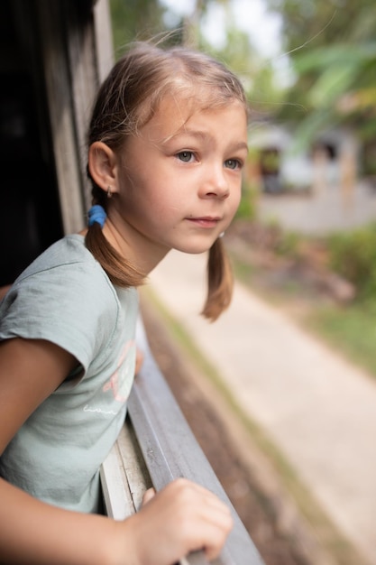 おさげの女の子は電車の窓の外を見る