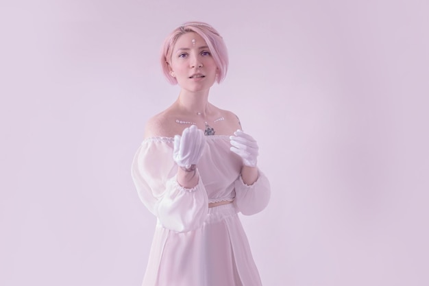 Ragazza con i capelli rosa in un vestito bianco