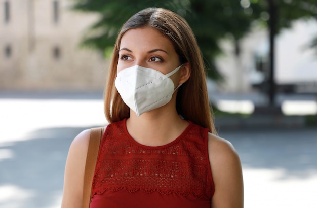 コロナウイルス病2019に対して顔に防護マスクを持つ少女。