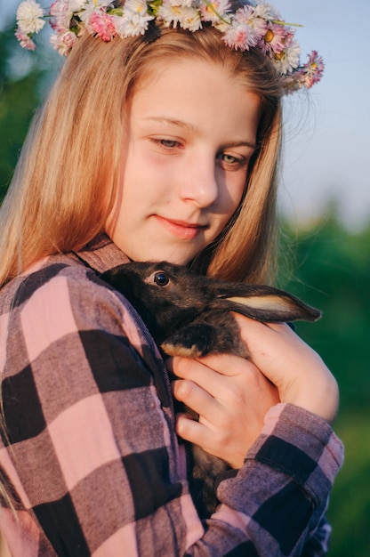 Photo girl with a rabbit in her hand