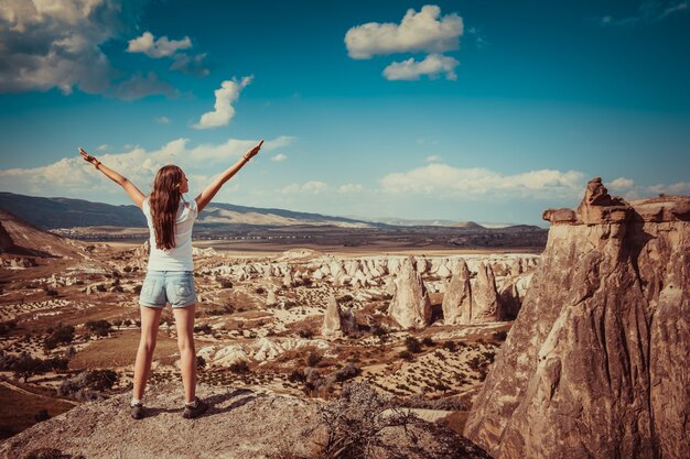 Ragazza con formazioni rocciose in turchia