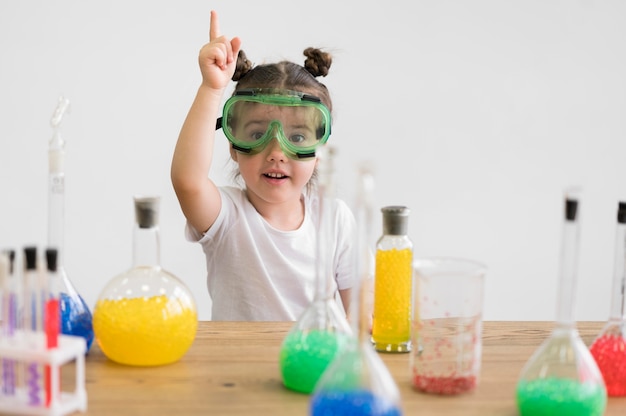 Photo girl with safety glasses in lab