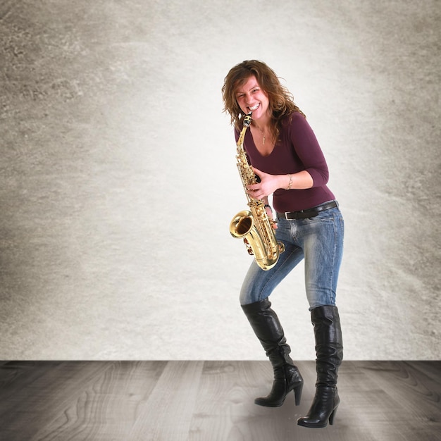 Ragazza con sax