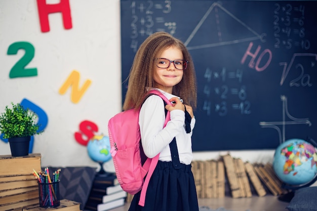 学校のバックパックを持つ少女