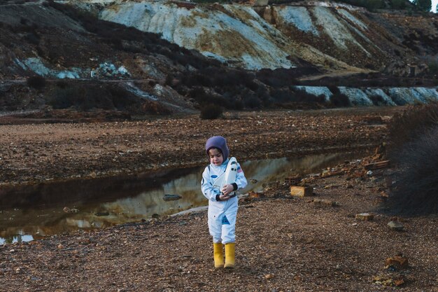 写真 シャトルのおもちゃを持つ少女