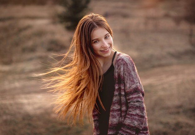 Девушка с солнцем в развевающиеся волосы