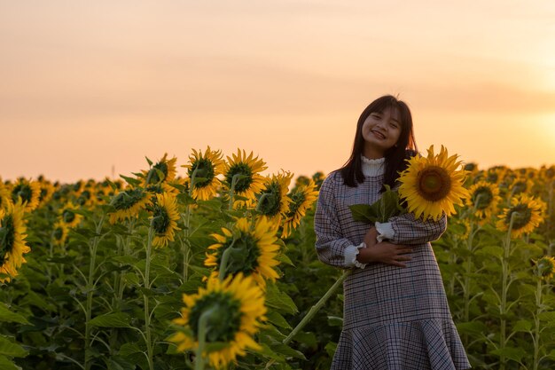 꽃 공원에서 해바라기와 소녀