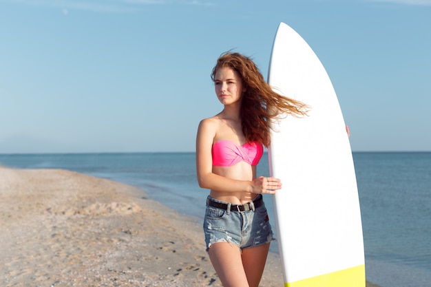서핑 보드와 소녀