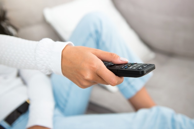 Foto ragazza con un telecomando della televisione