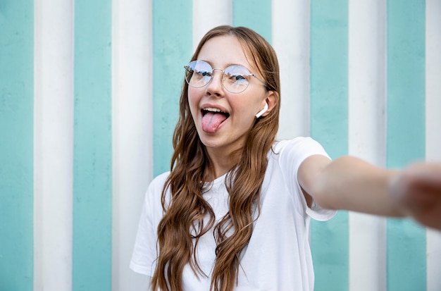 写真 舌を出した少女