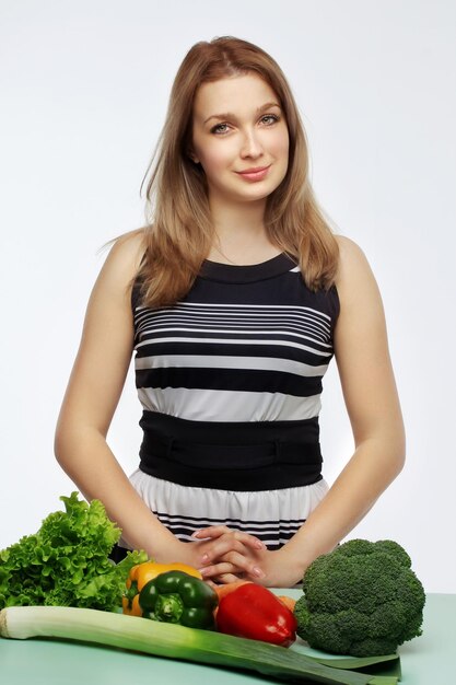Девушка с овощными продуктами молодая женщина с пакетом продуктов из продуктового магазина