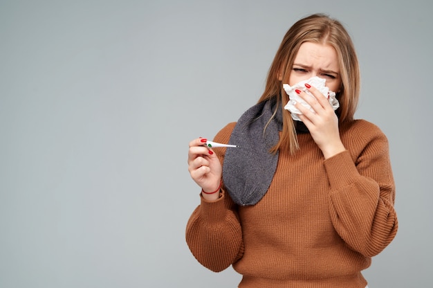 ウイルスを持つ少女は、ナプキンに鼻を吹きます。