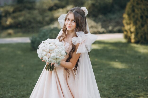 結婚式の花束を持つ少女