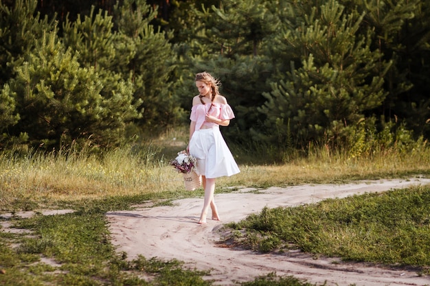 Ragazza con fiori di campo. estate