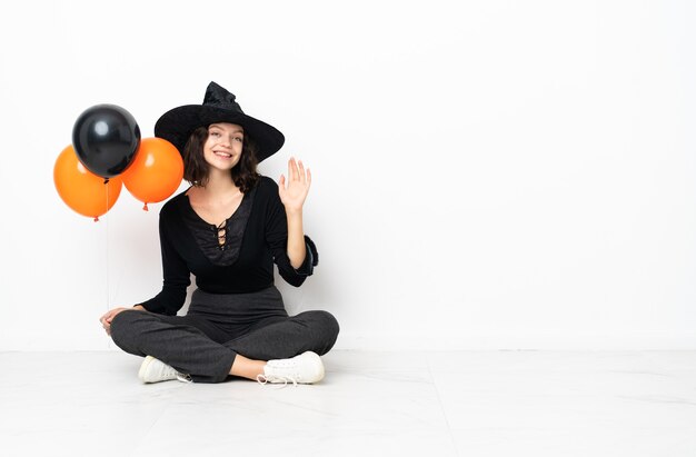 Ragazza con costume da strega per feste di halloween