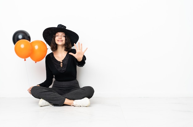 Ragazza con costume da strega per feste di halloween