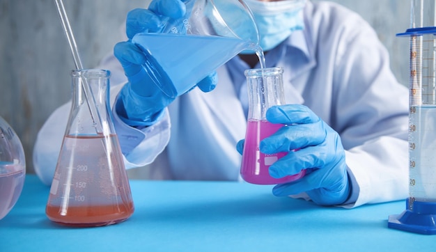 Photo girl working with flask in a laboratory