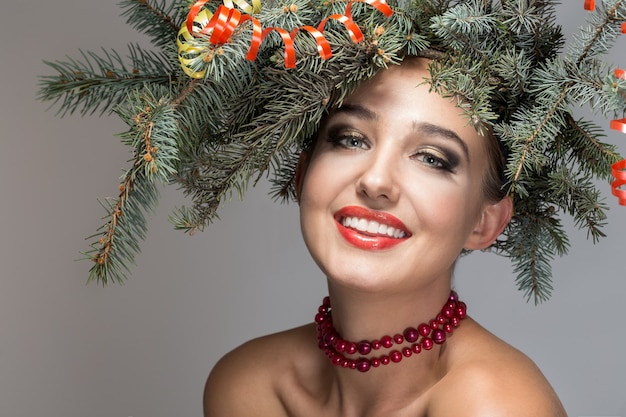 Photo the girl in a wreath of fir branches