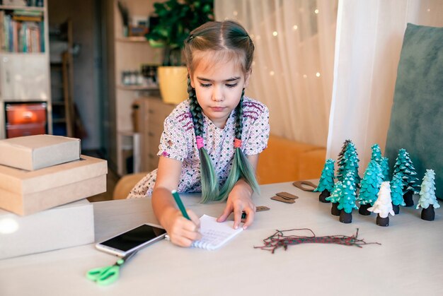 Ragazza che scrive la lettera a babbo natale