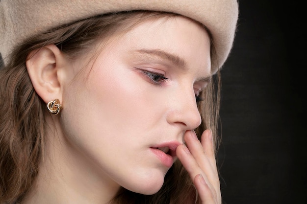 Girl039s gezicht close-up in profiel met gouden oorbellen