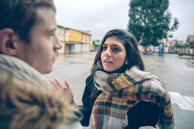 Foto la fidanzata discute con il fidanzato arrabbiato in piedi sulla strada contro il cielo