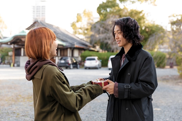 Foto fidanzata sorprende il suo ragazzo con un regalo per la giornata bianca