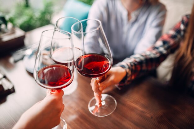 ガールフレンドはグラスを赤ワインでチャリンという音