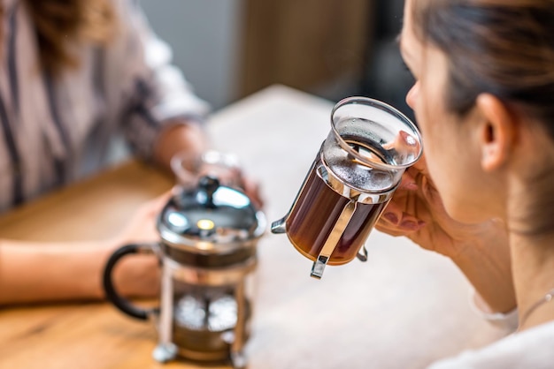 一緒にコーヒーを飲んでいるガール フレンド