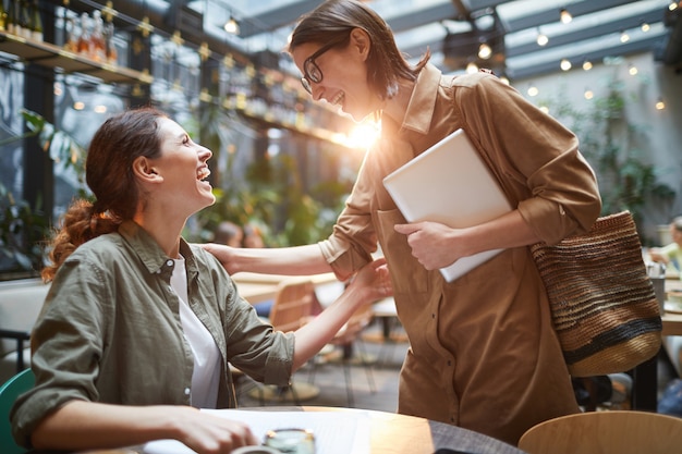 Amiche che si incontrano nel caffè