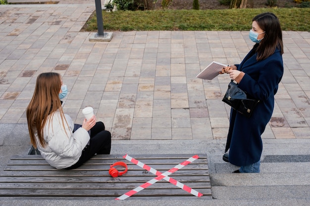 写真 マスクと屋外のガールフレンド