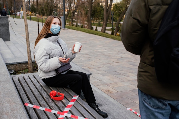 Foto fidanzate all'aperto con maschera