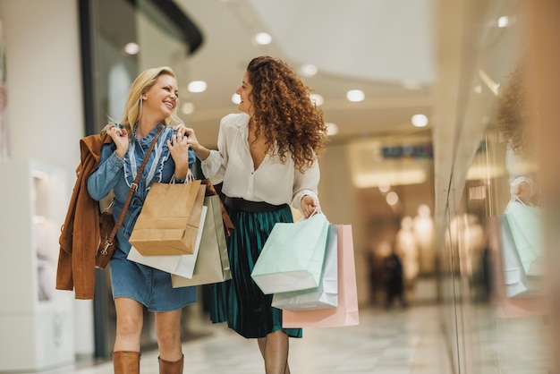 Foto amici nel centro commerciale