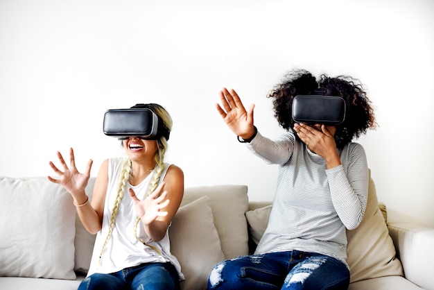 Подруги, пытающиеся использовать наушники VR