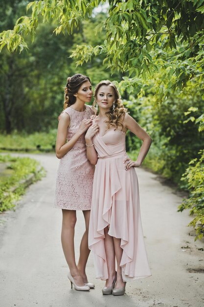 Foto le amiche camminano nel parco 3367